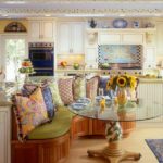 Meja bulat dengan bahagian atas kaca