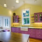 Lilac ditetapkan di dapur dengan trim dinding kuning