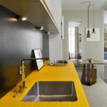 Unit dapur dengan meja countertop