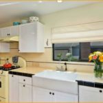 Tirai Rom di tingkap dapur