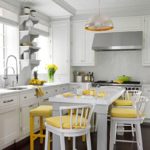 Bantal kuning di atas kerusi putih