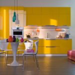 Perabot plastik dalam reka bentuk dapur