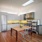 Apron kuning dan set kepala kelabu