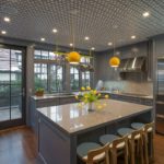 Lampu kuning di dapur kelabu