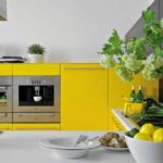 Lemon kuning dalam cawan putih