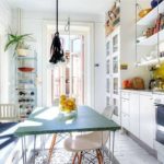 Ruang makan di dapur dengan set linear