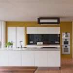 Pulau dapur pelbagai fungsi dengan fasad putih