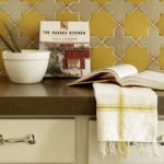 Buka buku dengan resipi di atas meja kerja dapur