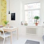 Kertas dinding kuning di dapur putih