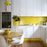 Cawan kuning dengan buah-buahan di atas meja dapur