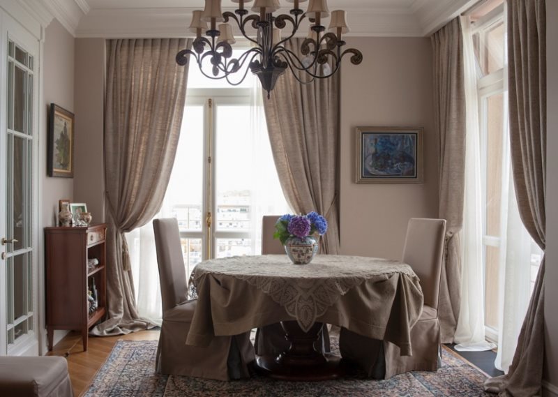 Escolha harmoniosa de tecidos para o interior da cozinha