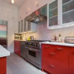 ตั้งอยู่ด้านบนสีขาวและด้านล่างสีแดงที่มีอาคารครัวฝ้าและเคาน์เตอร์หินอ่อนในห้องครัวรูปสี่เหลี่ยมผืนผ้า