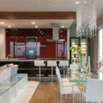 ตั้งอยู่ในสีของเบอร์กันดีสำหรับห้องครัว - ห้องนั่งเล่น