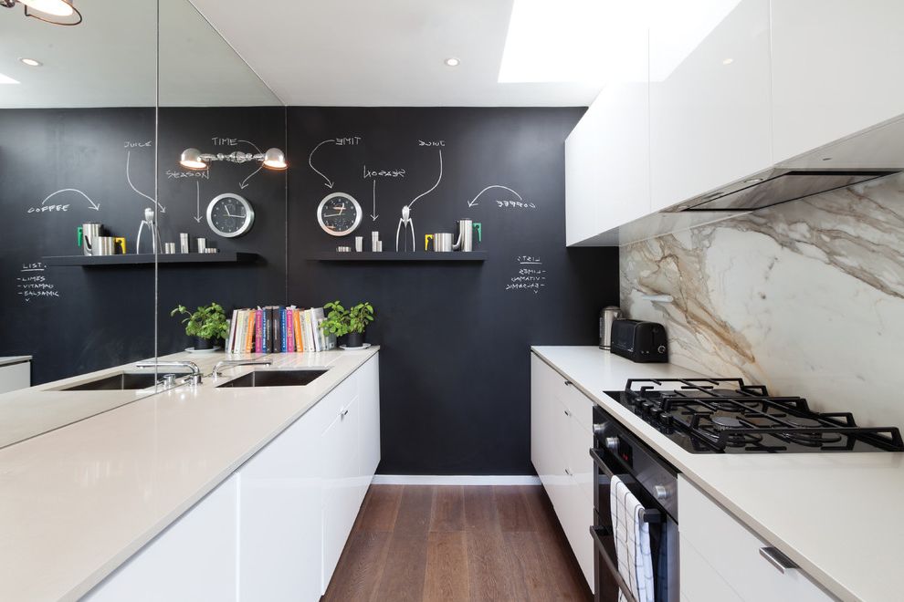 Dinding slate di bahagian dapur dengan perabot putih