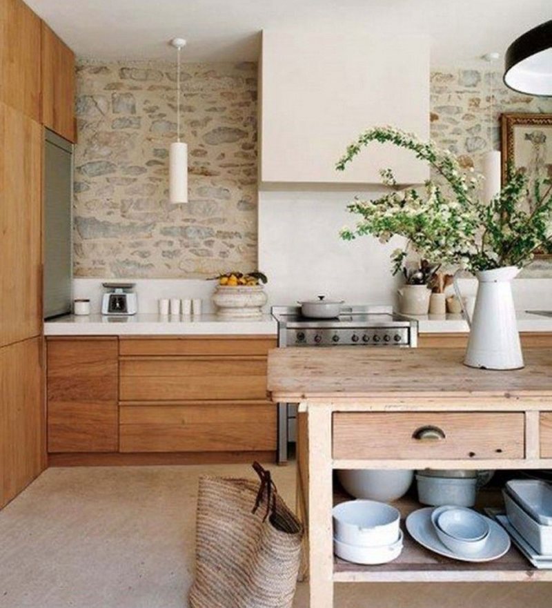 Flori proaspete într-o vază ceramică pe o masă de bucătărie