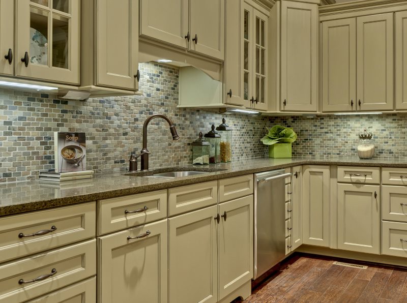 Seramik mozaik önlük mutfakta ahşap bir set ile