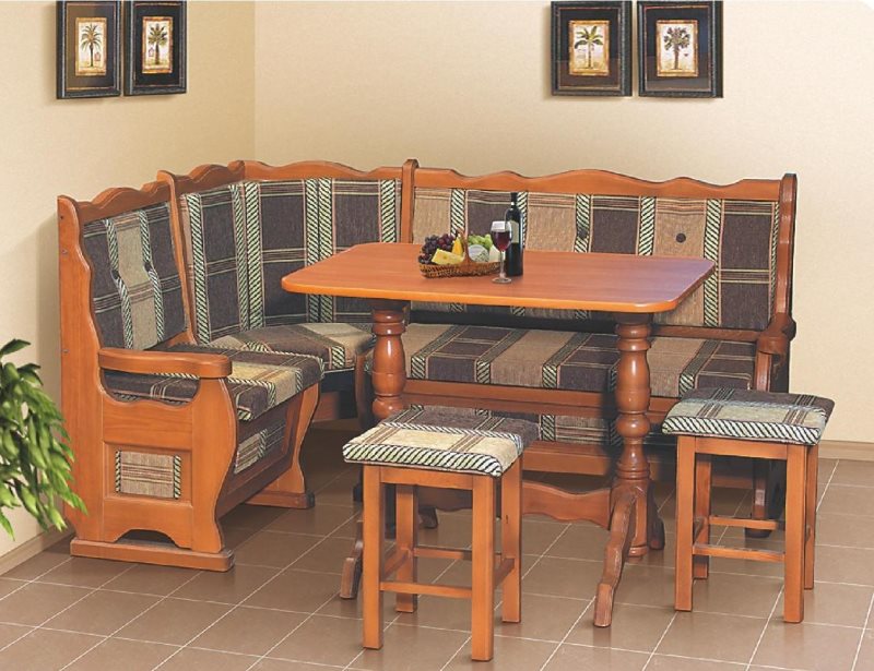 Ξύλινη κουζίνα με γωνιακό καναπέ