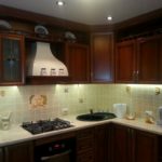 Iluminare luminoasă a blaturilor din bucătărie cu mobilier maro