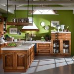 Mobilier din lemn pe un fundal de perete verde