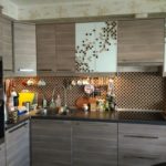 Fațadele maro deschis ale setului de bucătărie