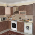 Aparate albe în bucătărie maro