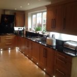 Blaturi negre pe noptiere maro