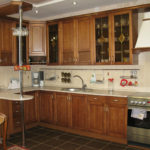 Hota albă peste o sobă cu gaz