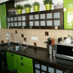 Combinația de verde și maro în mobilierul de bucătărie