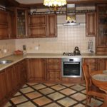 Bucătărie în colț cu zonă de luat masa