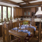 Scaune din lemn cu spate ridicat