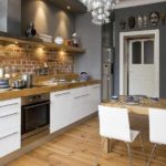 Podea din lemn în bucătărie cu pereți gri.