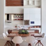 Masă maro cu suprafață lăcuită