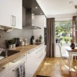 Perdele maro în interiorul bucătăriei