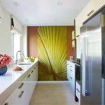 Peretele maro la capătul unei bucătării înguste