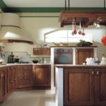 Plinta verde a tavanului în bucătăria rurală