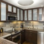 Sticlă înghețată în ușile bucătăriei