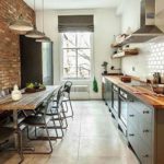 Bucătărie liniară cu perete de cărămidă