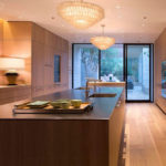 Interior al bucătăriei alungit cu fereastră mare.