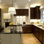 Suprafața neagră a insulei de bucătărie