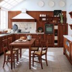 Zona de luat masa cu mobilier din lemn