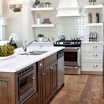 Podea din lemn într-o bucătărie cu pereți albi