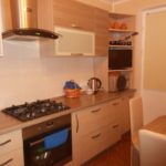 bucătărie maro deschisă cu aragaz