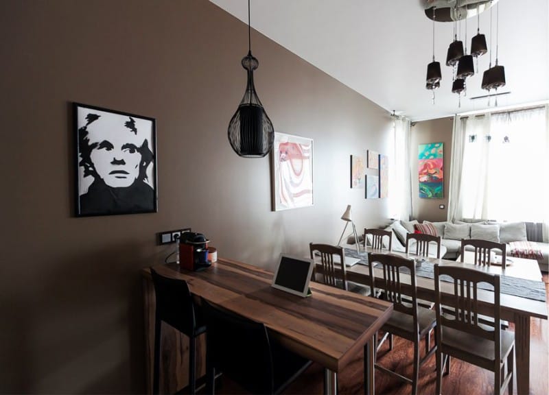 Perete maro în bucătărie cu lumină naturală bună