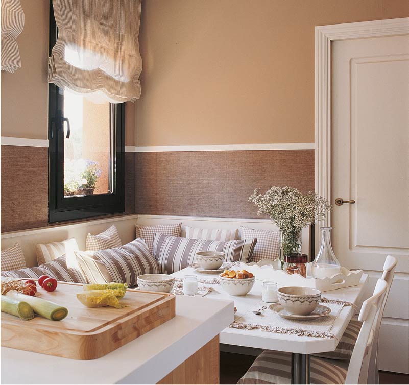 Paredes marrons na cozinha com área de estar