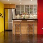 ผนังสีแดงเหลืองในห้องครัว