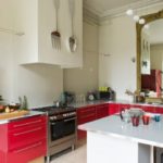 ด้านหน้าเคลือบลามิเนตสีแดงในราสเบอร์รี่แสงสะท้อนแสง