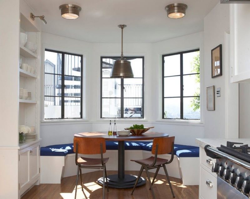 Décoration d'une baie vitrée ronde avec un coin cuisine