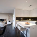 Meubles blancs sur un sol sombre