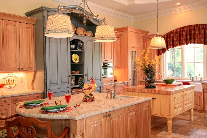 ตู้สีเทาและตู้เก็บโทนสีพีชในครัวประเทศ