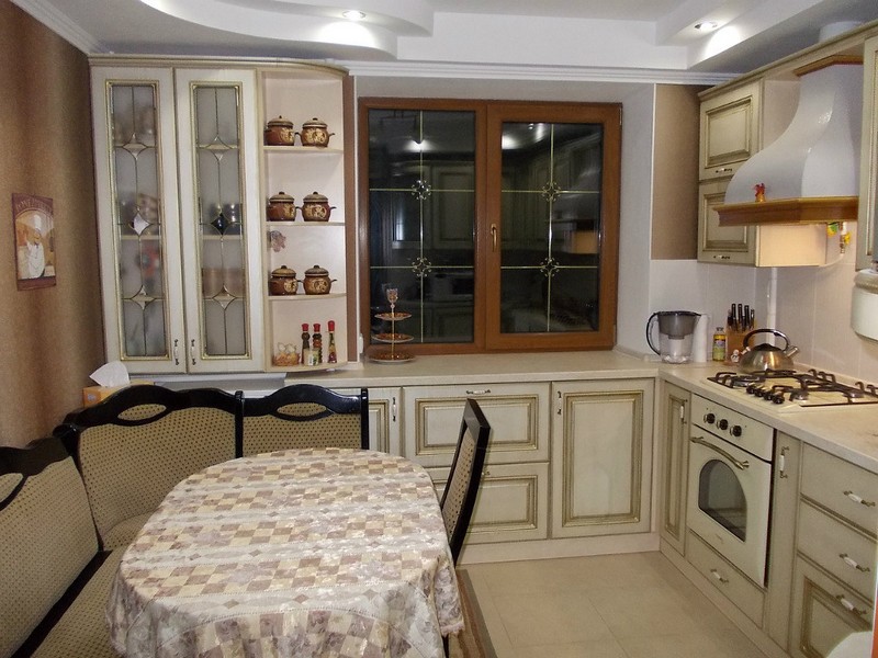 Κουζίνα με καναπέ σε διαμέρισμα εξοχικού σπιτιού